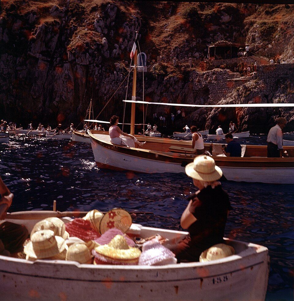 Lodě u Modré jeskyně na Capri, historický pohled na pobřeží