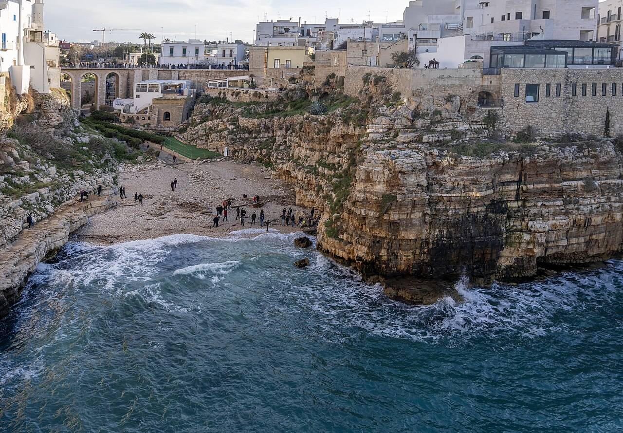Pláž Lama Monachile v rokli mezi útesy v Polignano a Mare
