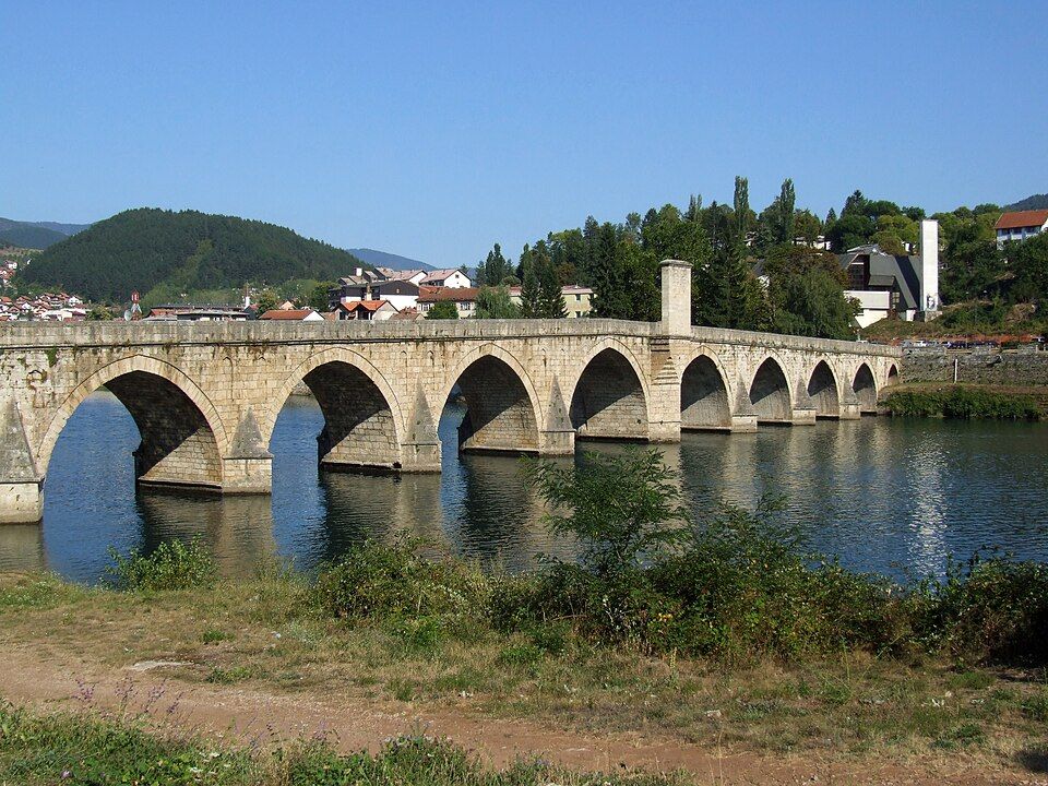 Pohled na oblouky mostu přes Drinu