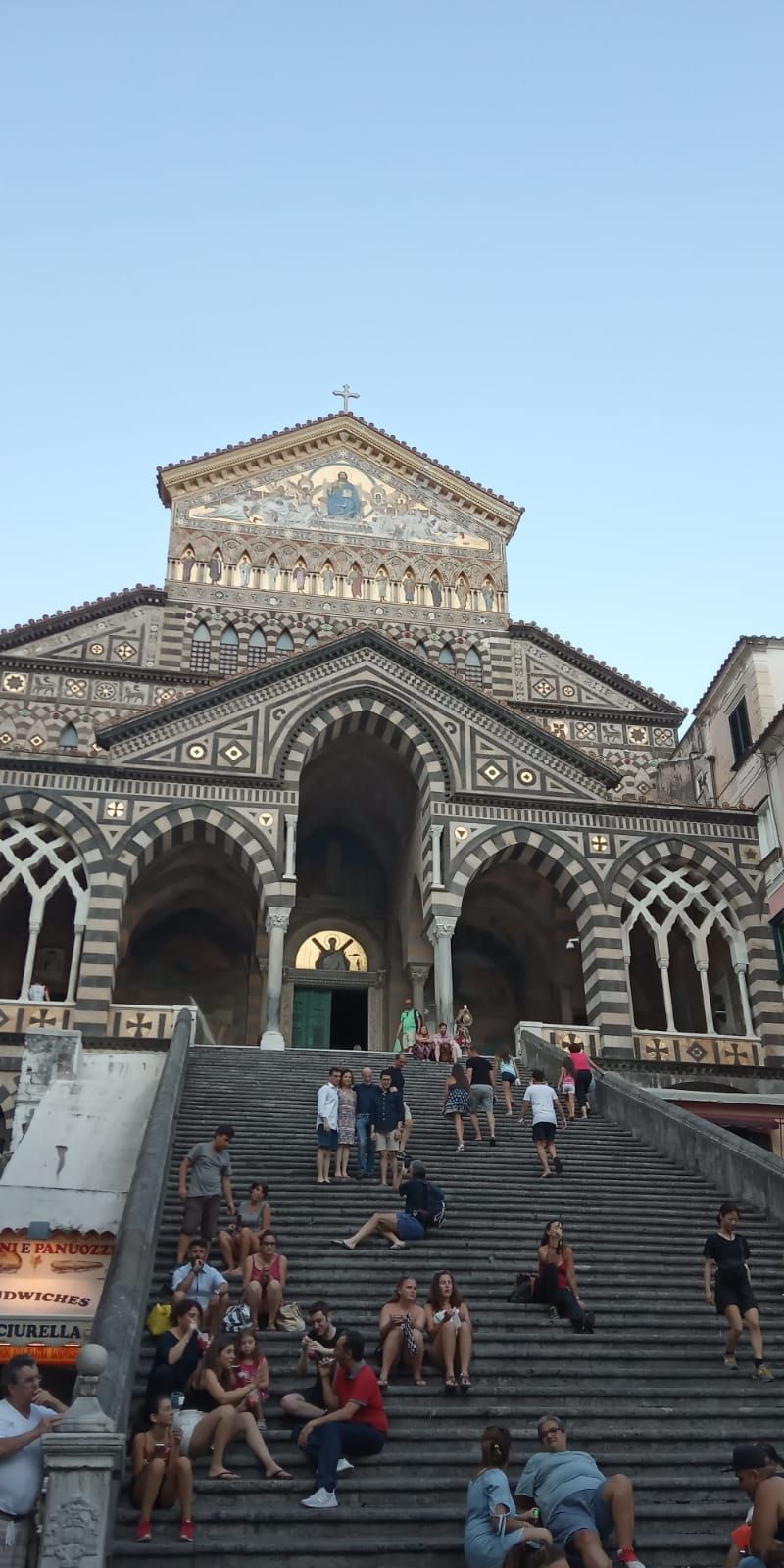 Strmé schodiště vedoucí ke katedrále v Amalfi