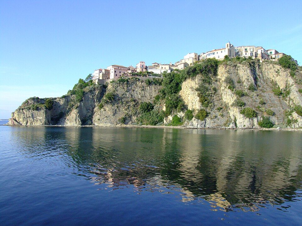 Ostrohu Agropoli s historickým centrem a hradem pohledem ze zálivu