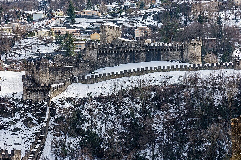 Hrad Castello di Montebello na svahu nad Bellinzonou