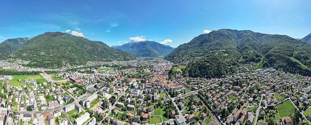 Letecký pohled na Bellinzonu s hrady a údolím řeky Ticino