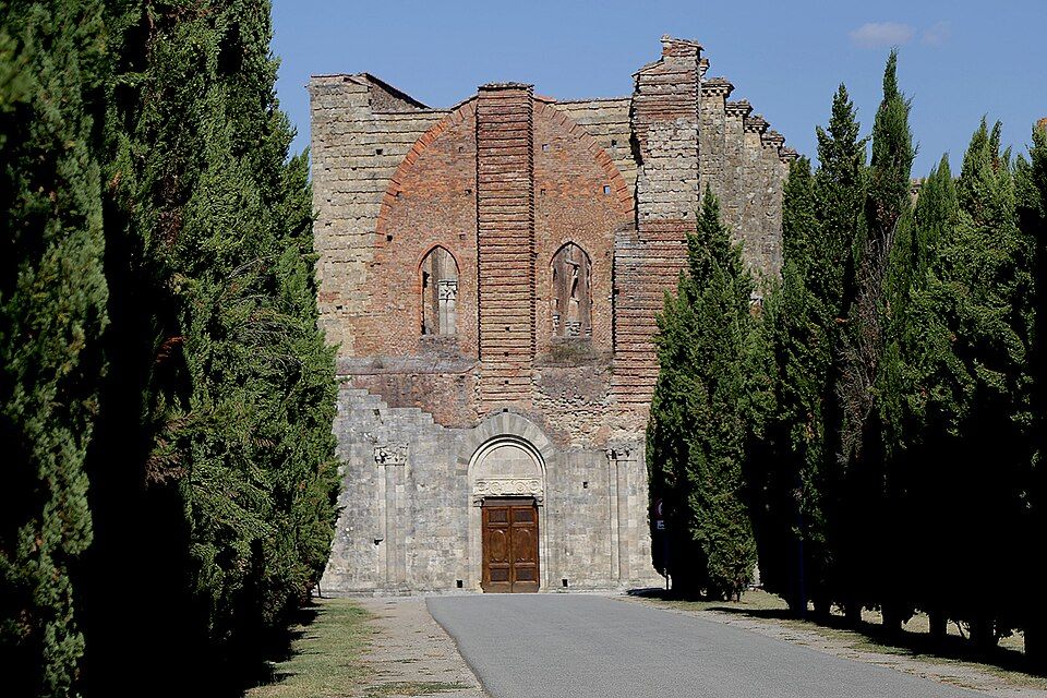 Gotické sloupy a oblouky San Galgano