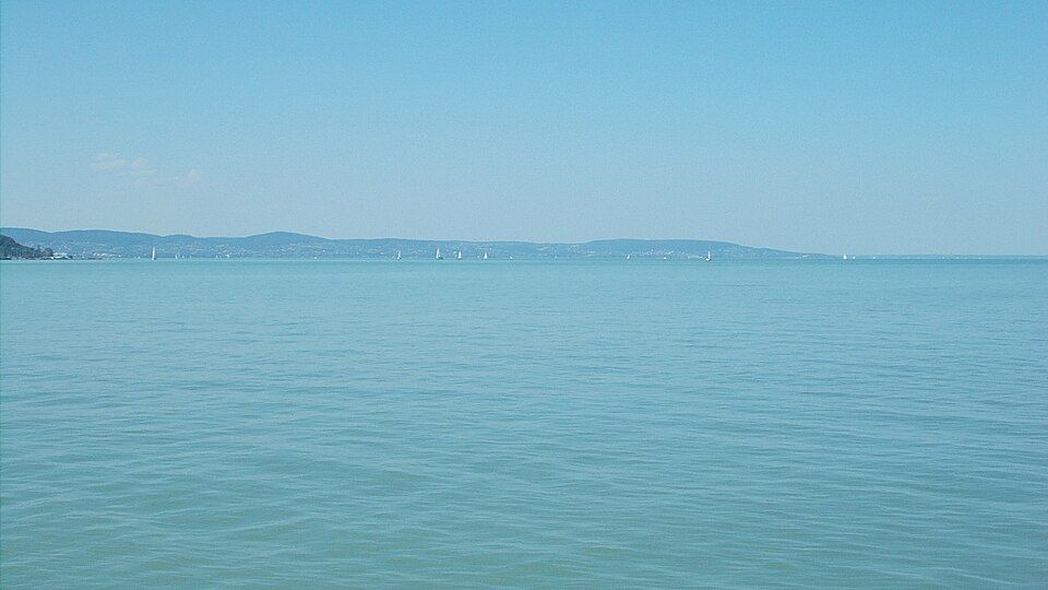 Pohled na Balatonfüred přes jezero
