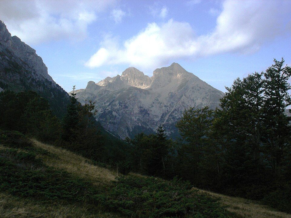 Stezka na vrchol Vasojevićki Kom (2461 m) nad Andrijevicou