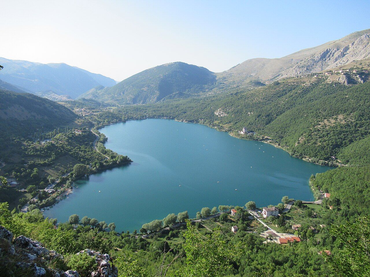 Jezero Lago di Scanno ve tvaru srdce