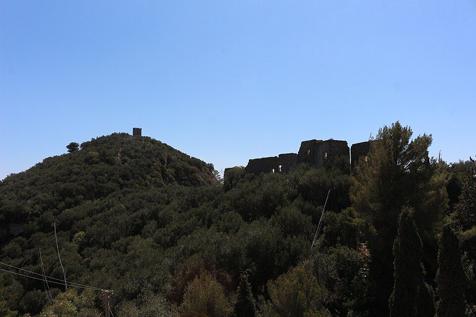 Castrum Varigotti — zbytky středověkého opevnění nad Borgo Saraceno