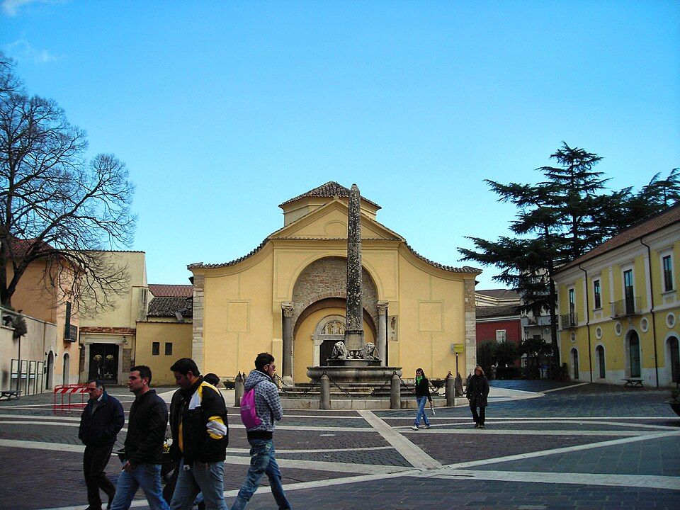 Průčelí kostela Santa Sofia v Beneventu