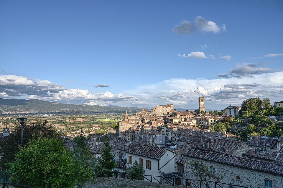 Anghiari nad zeleným horním údolím Tibery