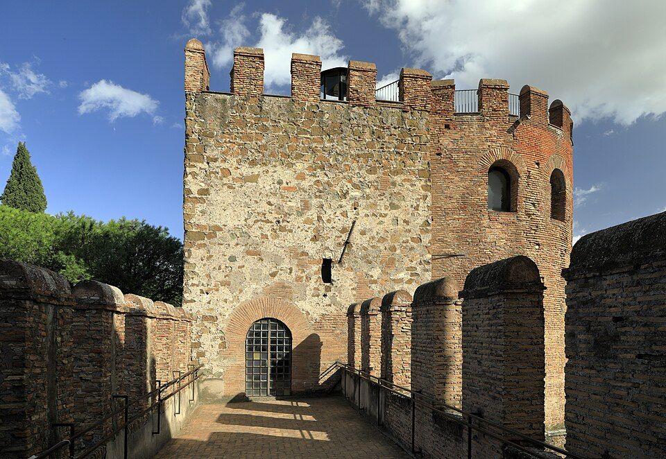 Detail východní věže brány Porta San Sebastiano z bílého mramoru a cihel