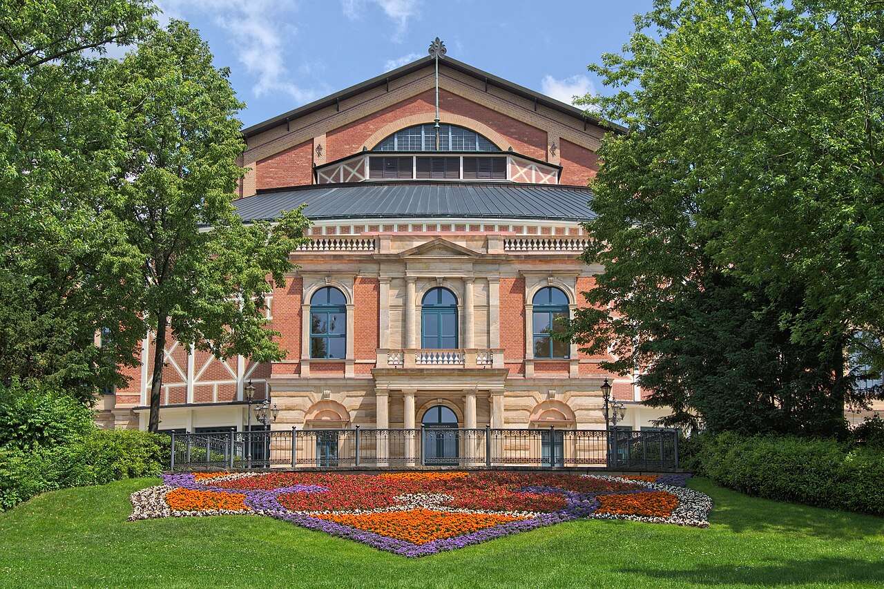 Cihlová budova Festspielhausu na Zeleném kopci v Bayreuthu