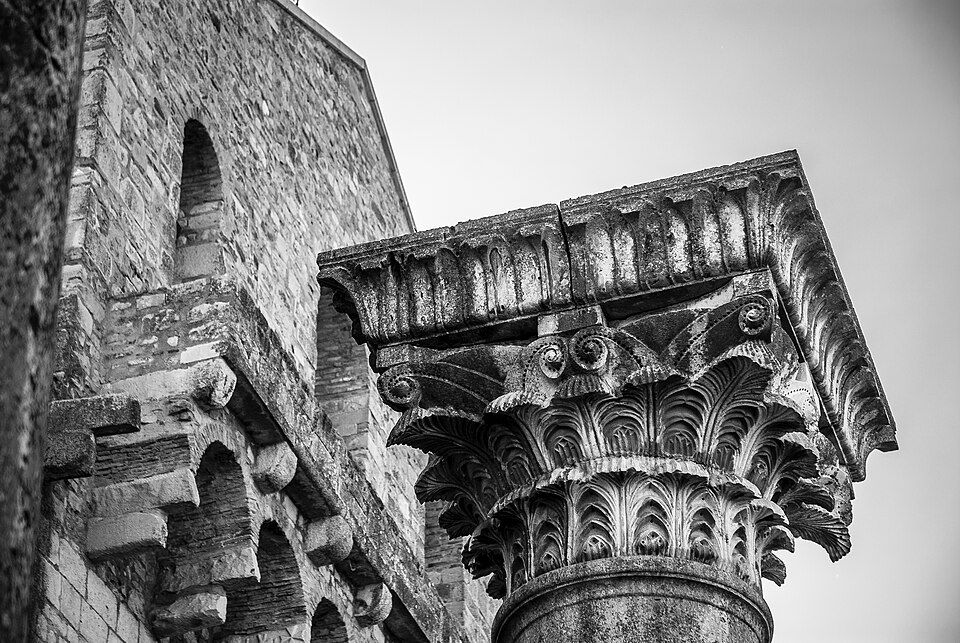Detail architektonického prvku v centru Venosy — kamenný portál nebo průčelí