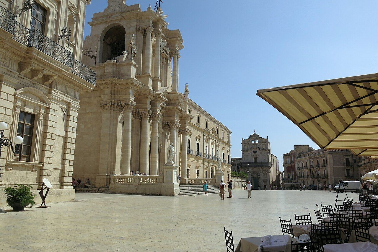 Piazza del Duomo na Ortigii v Siracuse se zlatavou katedrálou a barokními paláci ve večerním světle