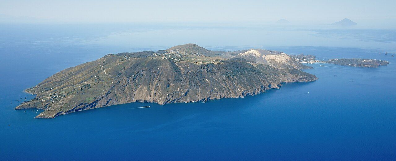Letecký pohled na ostrov Vulcano z východu — kráter Gran Fossa a tyrkysové moře