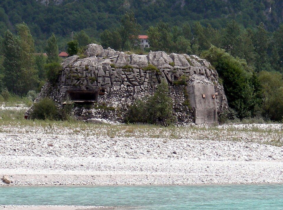 Venzone s opevněním na břehu řeky Tagliamento s alpskou kulisou