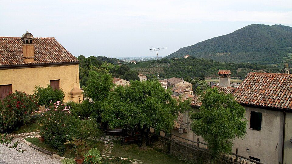 Klidná ulice borga Arquà Petrarca v Euganejských vrších