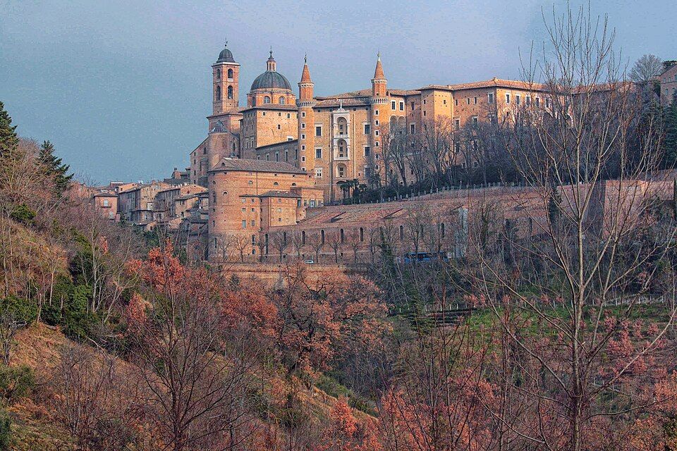 Pohled na Urbino a Palazzo Ducale z okolních kopců