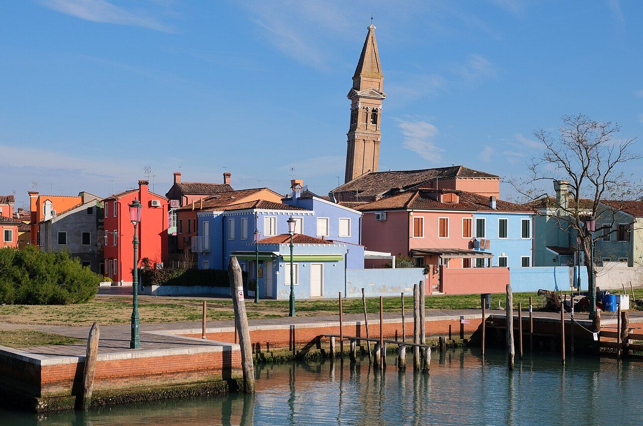Barevné rybářské domky na ostrově Burano kolem kanálu