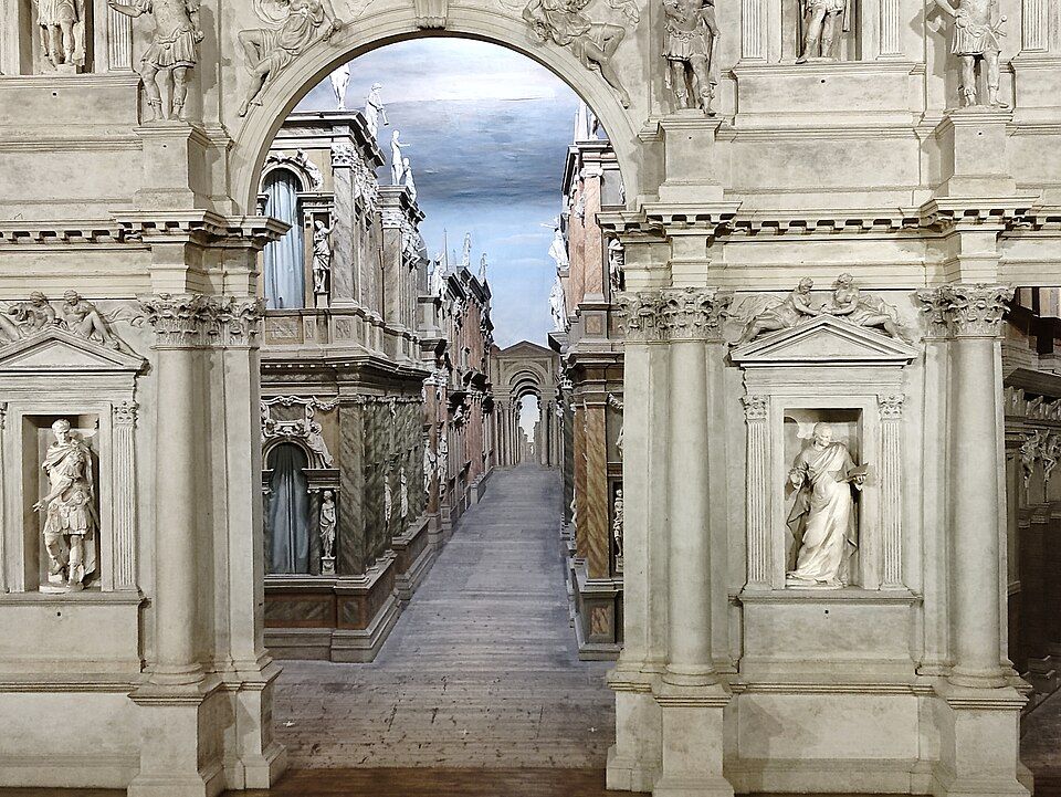 Detail antické scénické architektury Teatro Olimpico