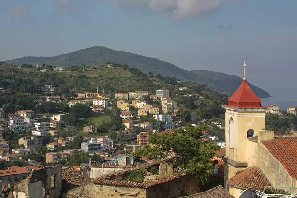 Pohled na Agropoli z pobřeží — město nad zálivem
