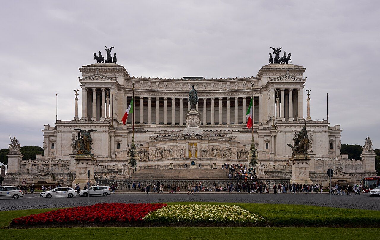 Bílý monument Vittoriano (Oltář vlasti) na náměstí Piazza Venezia v Římě