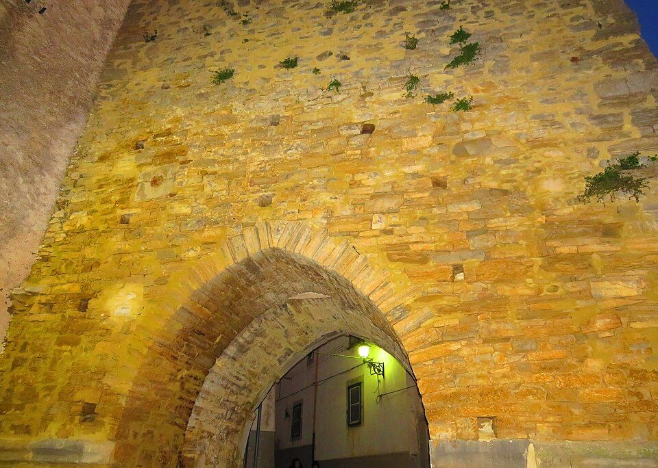 Průčelí historického kostela v Agnone s kamenným portálem