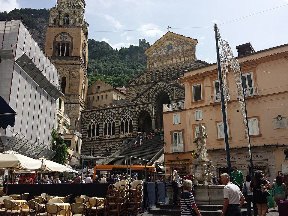 Pruhované průčelí katedrály svatého Ondřeje v Amalfi