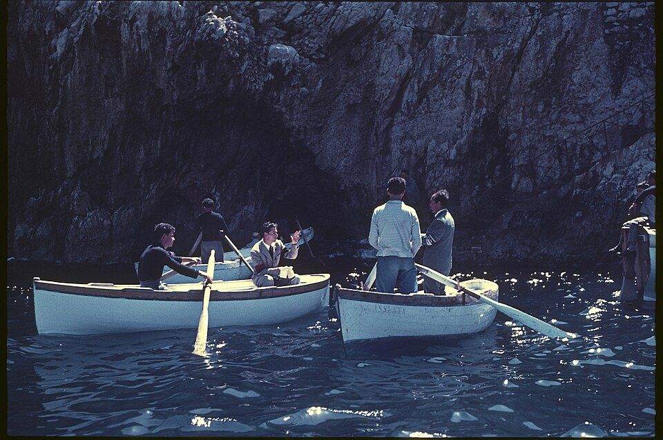 Turisté céakající na vstup do Grotta Azzurra u Capri, 1960