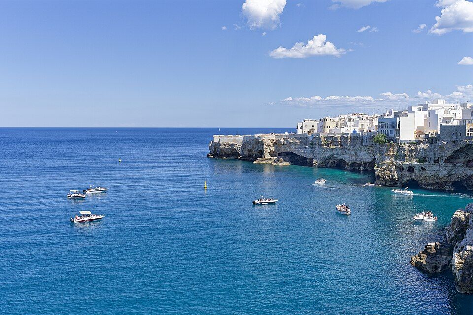 Přímořský pohled na Polignano a Mare — útesy, moře a bílá architektura