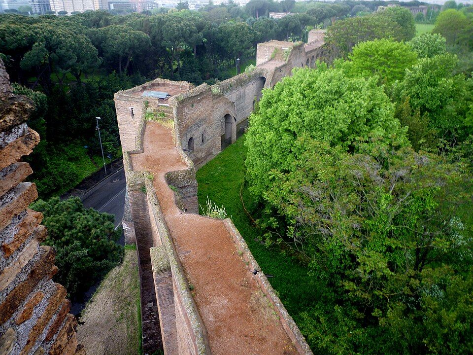 Pohled na hradby z ochozu Muzea hradeb u Porta San Sebastiano