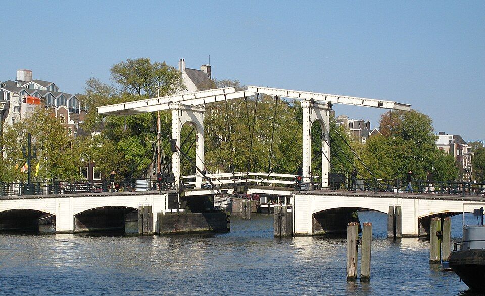 Bíle natřený dřevěný zdvíhací most Magere Brug přes řeku Amstel