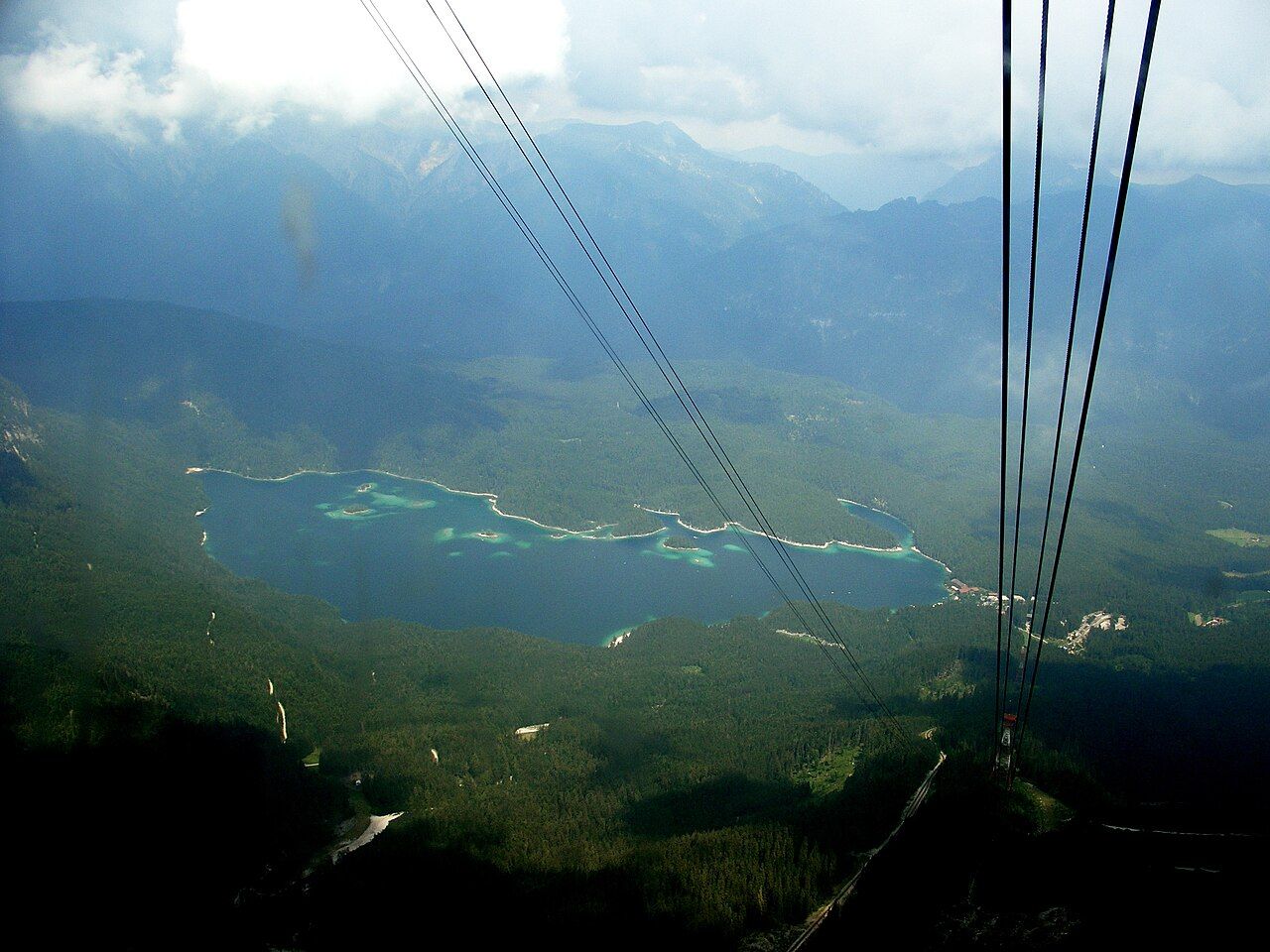 Kabina lanovky Seilbahn Zugspitze stoupající nad jezero Eibsee