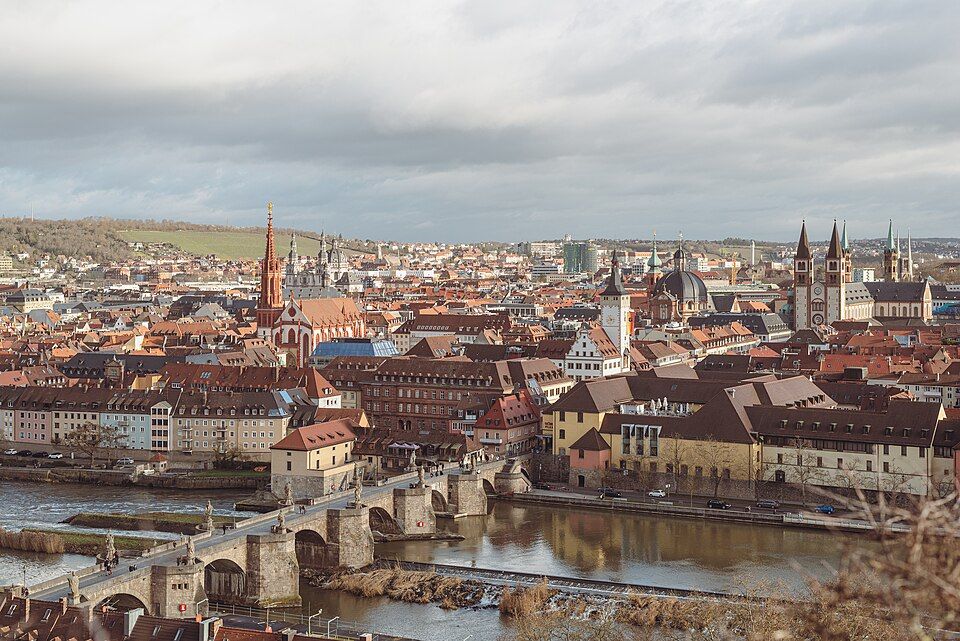 Starý most ve Würzburgu a pohled na pevnost Marienberg za řekou