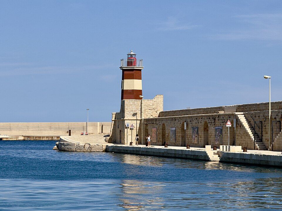 Maják na molu Margherita v Monopoli s výhledem na moře a přístav