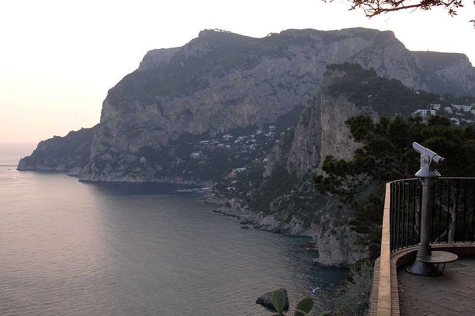 Západ slunce nad Monte Solaro, nejvyšším vrcholem ostrova Capri