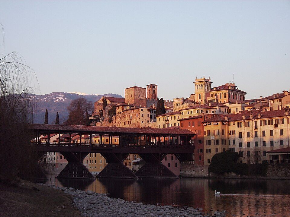 Bassano del Grappa s dřevěným mostem přes řeku Brentu