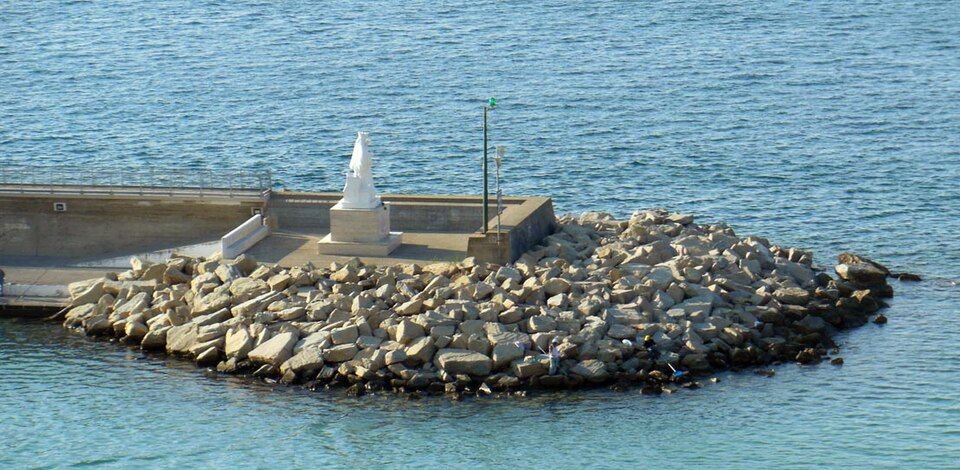 Přístav Agropoli s rybářskými loděmi a výhledem na centrum
