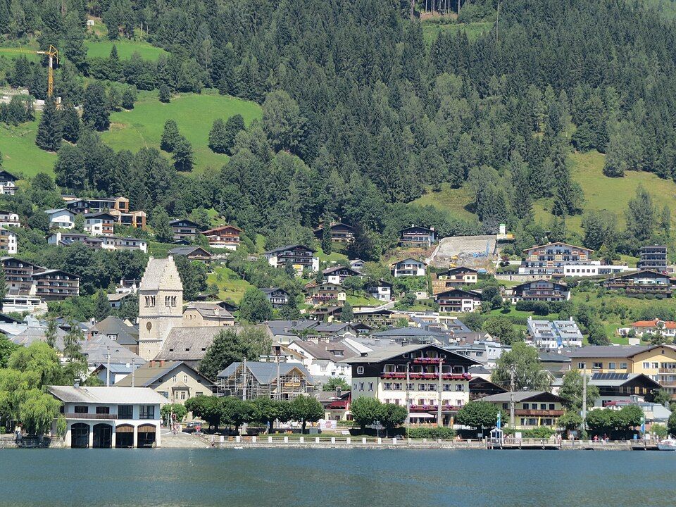 Pohled na Zell am See a jezero