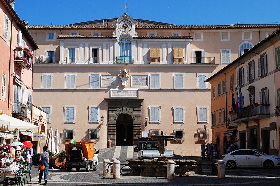 Náměstí a fasády v Castel Gandolfo