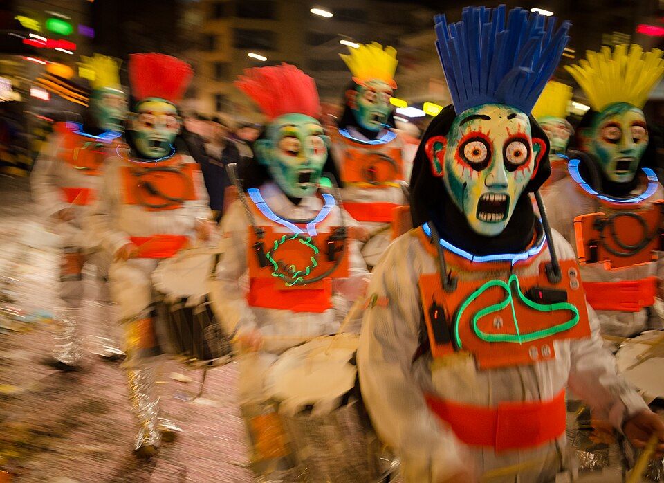 Maskovaní účastníci baselského karnevalu Fasnacht