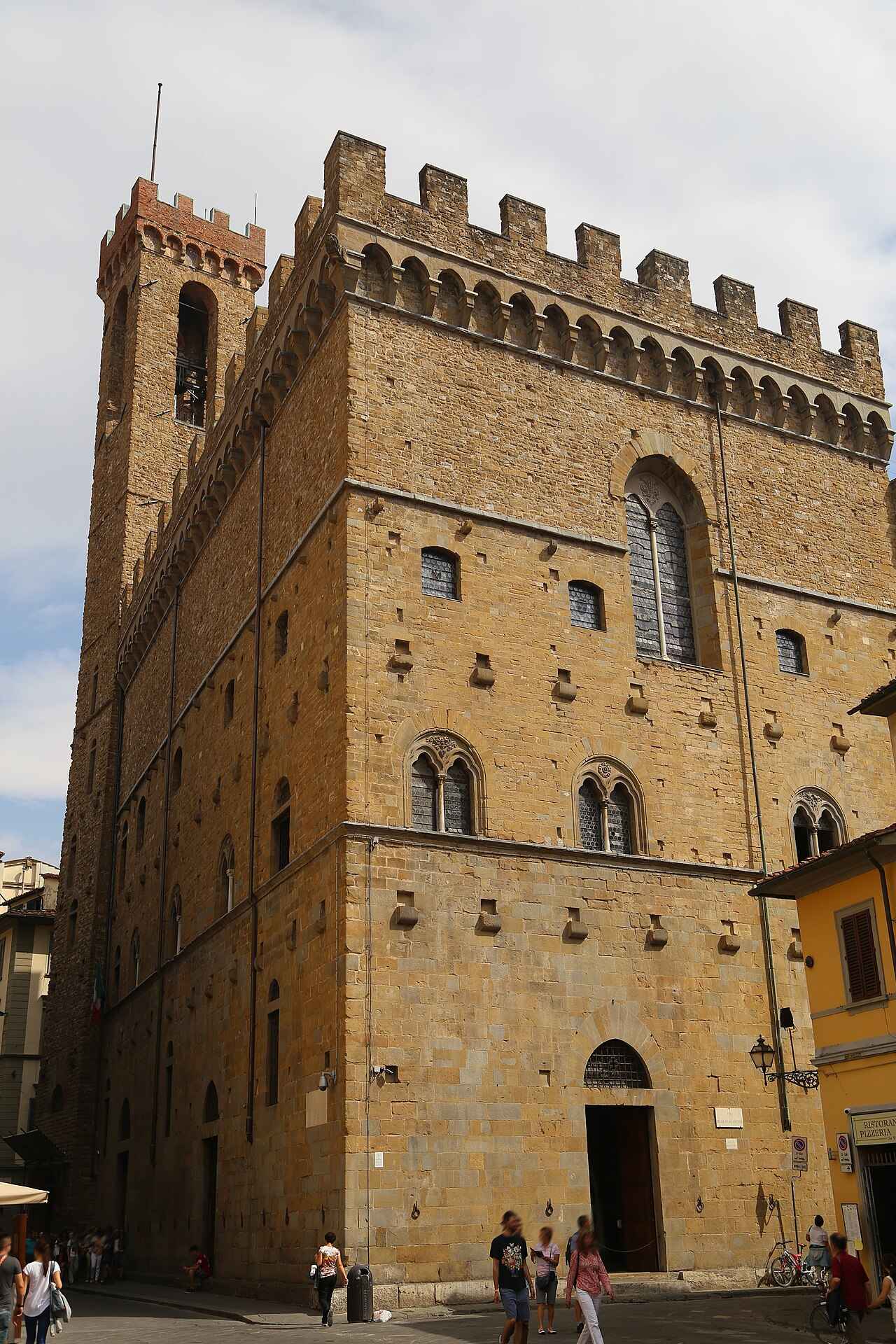 Mohutná kamenná fasáda paláce Bargello s cimbuřím a věží