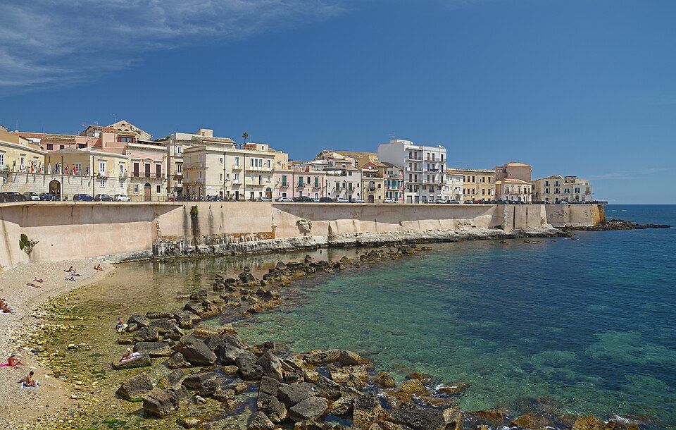Nábřeží Lungomare di Levante na Ortigii v Siracuse s výhledem na moře