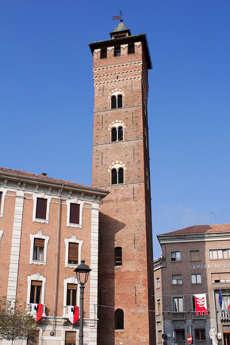 Torre Troyana, štíhlá cihlová středověká věž v Asti
