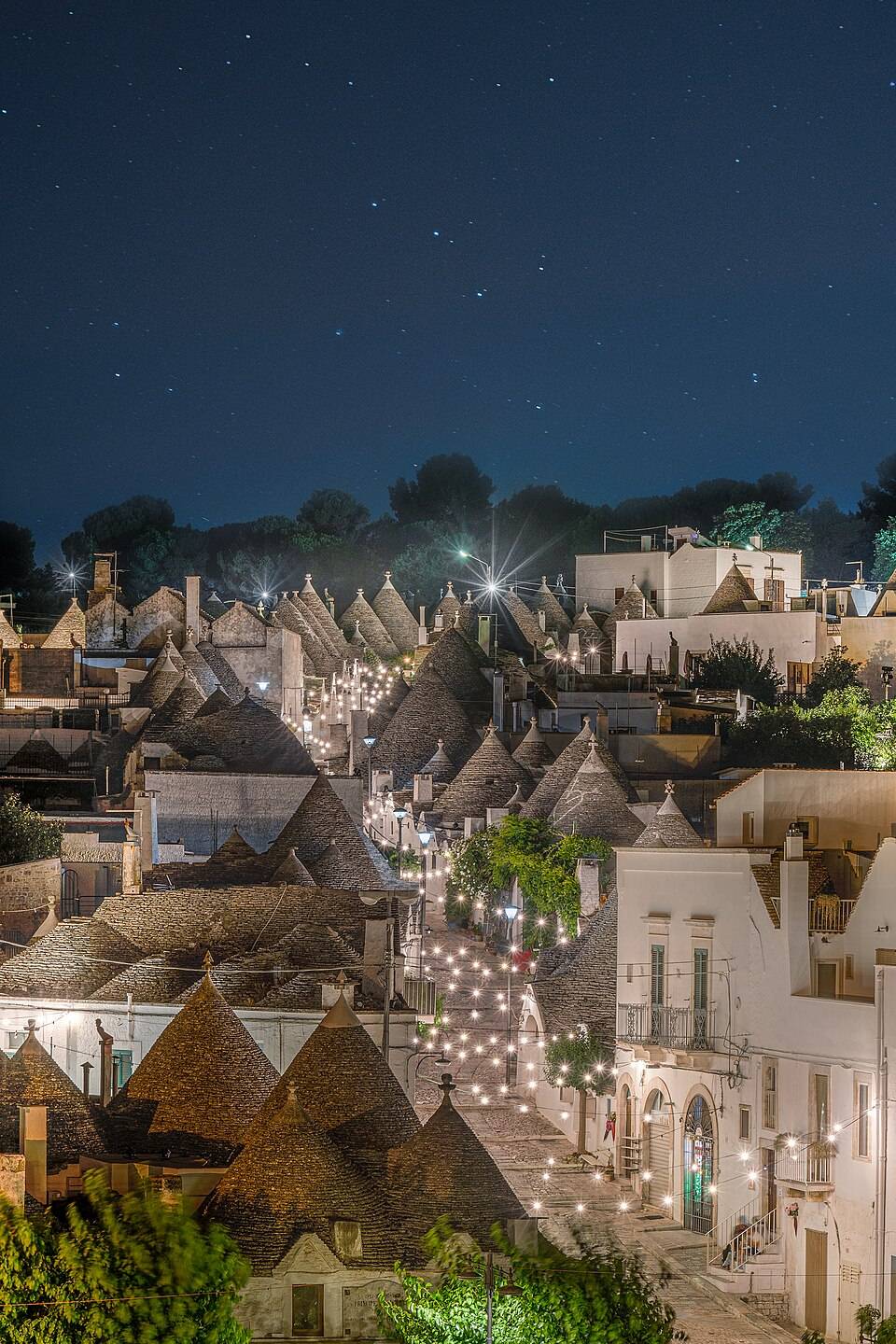 Alberobello za soumraku, rozsvícené uličky trulli