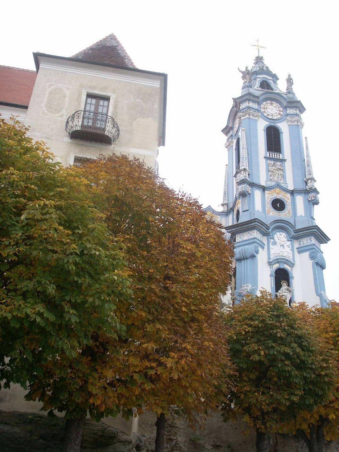 Městečko Dürnstein s modrou věží kláštera nad Dunajem v údolí Wachau