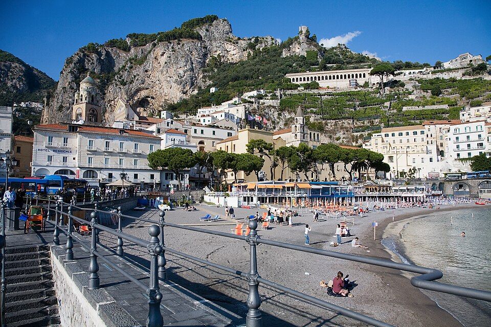 Náměstí v Amalfi se schodištěm vedoucím ke katedrále svatého Ondřeje