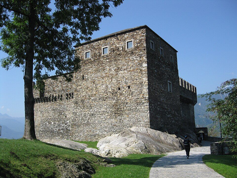 Čtvercová pevnost Sasso Corbaro s nárožní věží