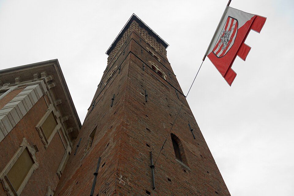 Torre Troyana zdola, mezi střechami Asti