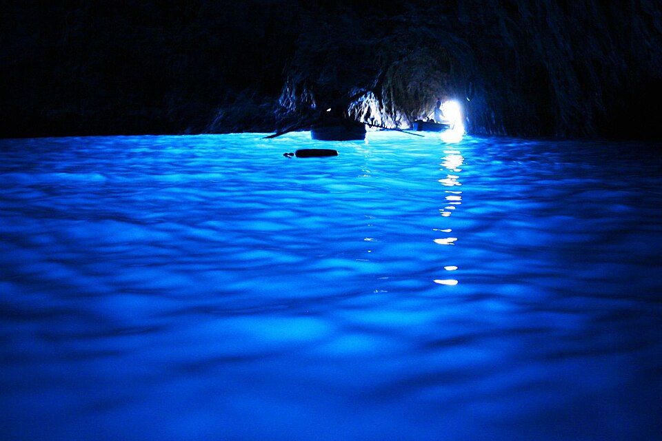 Modrá záře vody v jeskyni Grotta Azzurra na Capri